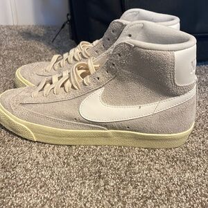 Women’s Nike mid top blazer 77 size 8.5